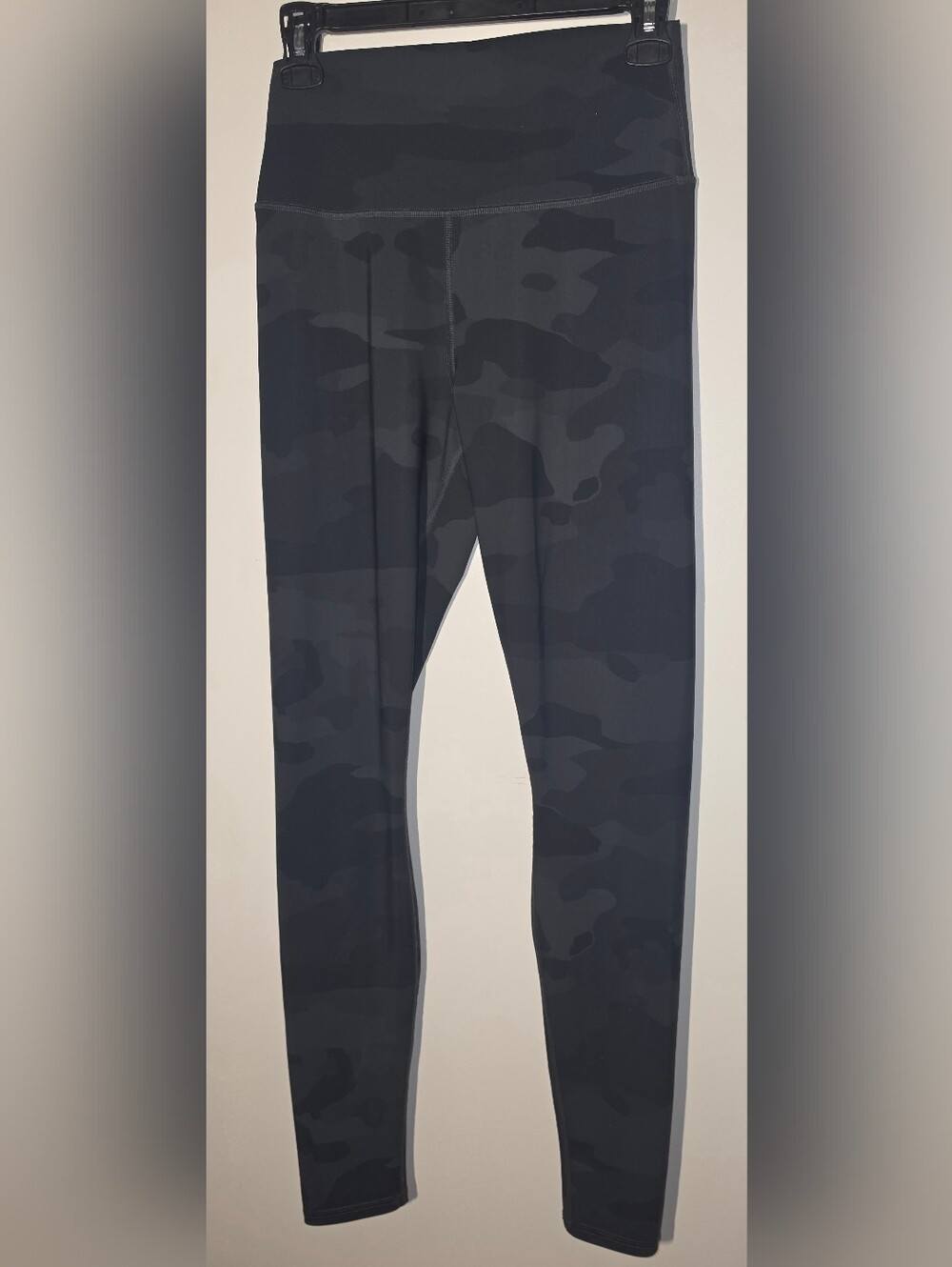 ALO Yoga Gray Camouflage Leggings - Gray - Picture 2 of 4